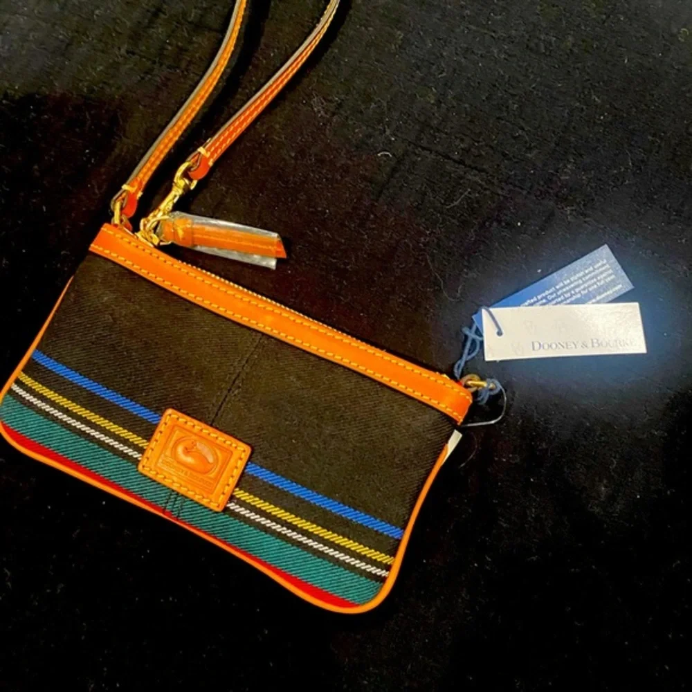 DOONEY & BOURKE large zip wristlet! Such a pretty plaid with tan leather trim!
